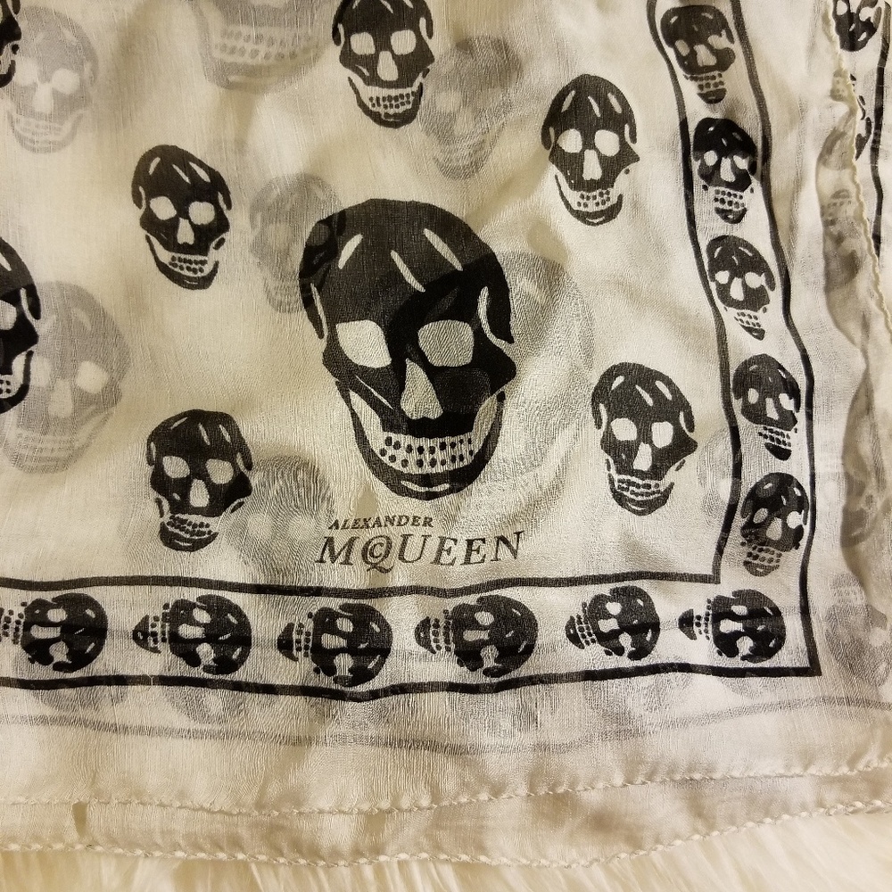 Alexander McQueen skull-print silk-chiffon scarf